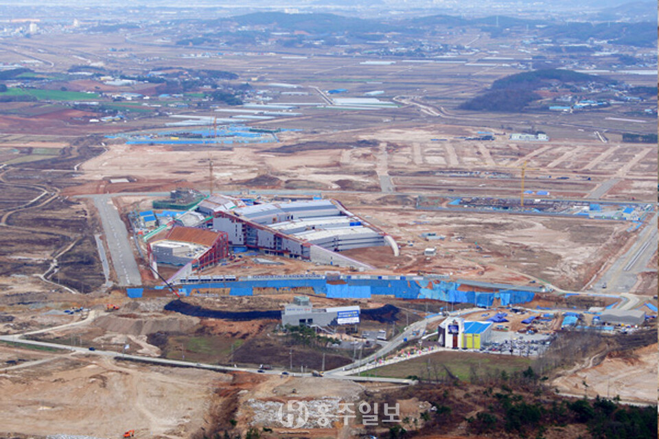 내포신도시 행정타운 내 자리 잡은 충남도청 신청사 공사현장.