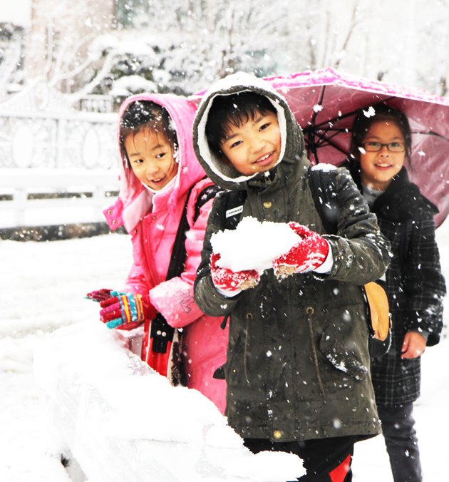 지난 5일 낮 12시경부터 충남 서해안, 천안, 아산, 예산에 대설주의보가 발효됐던 가운데, 홍성군에도 오후 2시경부터 천둥번개를 동반한 많은 눈이 내렸다. 이날 대설주의보가 내려진 충남 서북부 지역을 중심으로 최고 15cm의 많은 눈이 내렸으며, 이후 기온이 내려가면서 내린 눈이 얼어붙어 도로가 미끄러운 곳이 많아 눈길 교통사고에 주의가 요구되고 있다. 사진은 지난 5일, 때 이른 함박눈에 즐거움을 감추지 못하는 홍성초등학교 학생들.