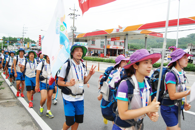 서울특별시와 노스페이스가 공동 주최하는 '2013 대한민국 희망원정대'가 지난 13일 홍성을 찾았다. 총 65개 대학교, 96명의 학생이 참가한 이번 원정대는 지난 7일부터 19일까지 서해안을 따라 470㎞의 코스를 도보로 순례한다. 이번 대장정에는 완주자가 1㎞를 걸을 때마다 일정 금액이 생명나눔기금으로 전달된다.