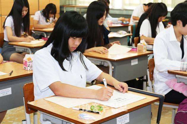 2014학년도 수능을 60여일 앞둔 지난 3일 홍주고 3학년생들이 한국교육과정평가원이 주관하는 모의평가로는 마지막 실시된 모의고사를 치르고 있다. 이날 모의고사는 홍성공업고등학교와 홍성방송통신고등학교를 제외한 관내 8개교 967명의 학생이 응시했다.