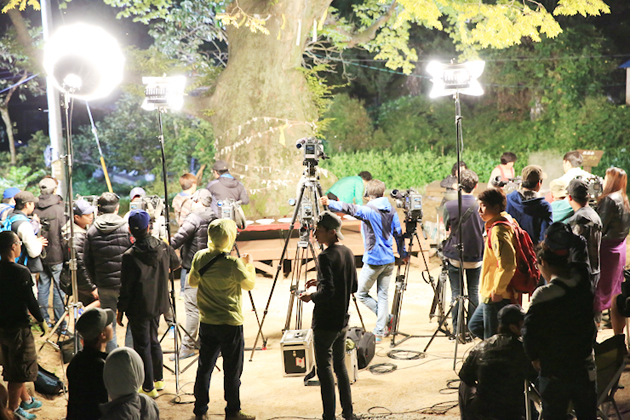 KBS 2TV의 예능버라이어티 '해피선데이-1박2일'팀이 지난달 27일부터 이틀간 홍성군을 찾아 내현리 거북이마을과 서부면 남당항 등에서 촬영을 마치고 돌아갔다. 이번 촬영분은 오는 6일과 13일 오후 4시 55분에 2회에 걸쳐 방영될 예정이다. 사진은 내현리 거북이마을에서 '1박2일' 심야촬영이 진행되고 있는 모습.