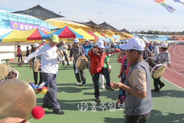 체육행사를 모두 마친 가운데 금마면 주민들이 풍물놀이를 즐기며 흥겨워하고 있다.