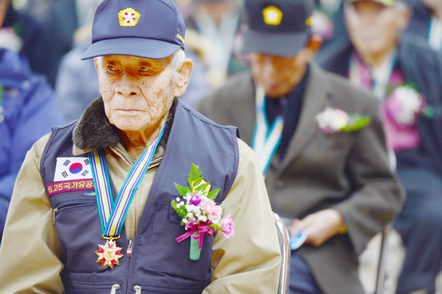 지난 11일 홍성군청 대강당에서 열린 6·25전쟁 정전협정 제60주년에 따른 호국영웅기장 수여식에서 한 참전용사가 호국영웅기장을 가슴에 달고 행사를 지켜보고 있다. 	사진=홍성군 제공