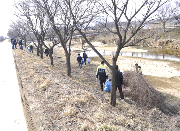 홍동면 남․녀 의용소방대원과 금당 의용소방대원 60여명은 19일 삽교천 일원에서 각종 쓰레기와 오물 등 생활 주변 불법쓰레기 4t을 수거하는 새봄맞이 국토대청소를 실시했다.