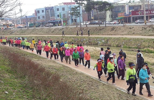 군내 어르신들을 위한 ‘아름다운 은빛생활을 위한 걷기 운동’행사가 지난 19일 홍성읍내 홍성천 둔치일원에서 펼쳐졌다. 홍성보건소 주관으로 열린 이날 행사에는 군내 150여명의 어르신들이 참석, 걷기로 건강을 다졌다. 이 행사는 오는 5월 9일까지 매주 월․수․금요일에 치러진다.정재봉 기자