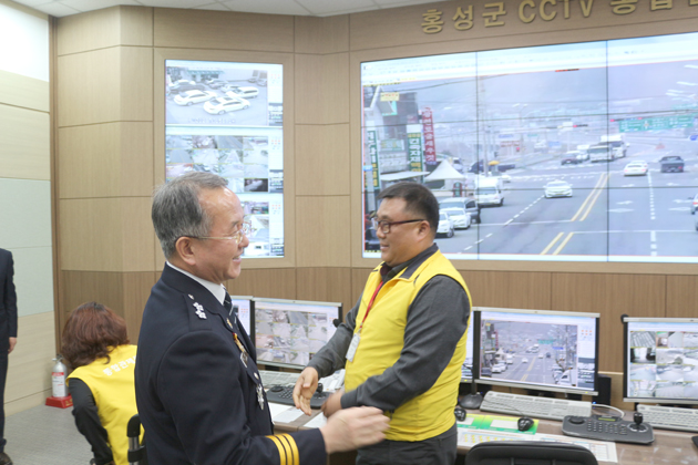 지난 19일 박상용 충남지방경찰청장이 홍성읍 오관리에 위치한 CCTV 통합관제센터를 방문해 관제센터 운영체계 및 감시상황을 점검했다.
