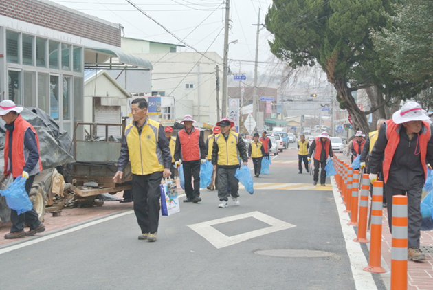 결성면노인회 실버봉사단은 지난 19일 결성면사무소에서 정기회의를 개최하고 회의 후 석당산에 올라 생활쓰레기 수거하는 등 환경정비 봉사활동을 실시했다.