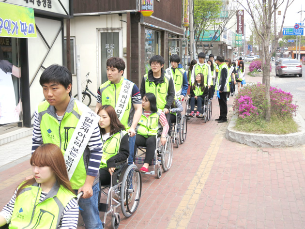 청운대학교(총장 이상렬) 장애학생지원센터는 ‘제34회 장애인의 날’을 맞아 장애인에 대한 인식 개선을 위해 지난 17일 사회복지학과 재학생 30여명이 참여해 교내 및 홍성읍 일대에서 장애 체험 활동을 가졌다.