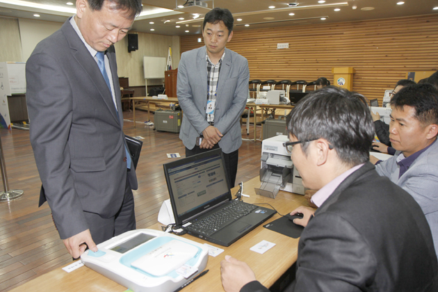 홍성군선거관리위원회는 제6회 전국동시지방선거에 처음으로 도입되는 사전투표에 앞서 지난 9일 홍주문화회관에서 사전투표 시연회를 가졌다. 이날 시연회는 사전투표용지발급기와 본인확인기, 신형 기표대 등을 사용해 실제 사전투표와 동일한 방식으로 진행됐다.