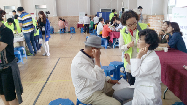 구항면은 지난 22일 면사무소 다목적홀에서 복지·보건·의료서비스를 통합 제공하는 이동복지관을 운영하고 이·미용서비스, 건강상담, 장수사진 촬영 등의 복지서비스를 제공해 참여 주민들로부터 호응을 얻었다.