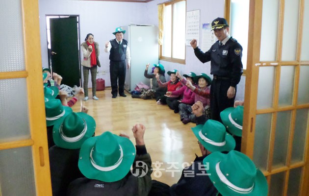 홍성경찰서(서장 홍명곤)는 지난 21일 갈산면 소재 동산경로당 등 5곳의 경로당을 방문해 65세 이상 노인을 대상으로 노인 교통사고 예방을 위한 교통안전 교육을 실시했다.