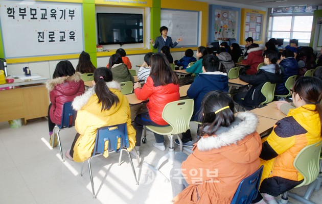 금당초등학교(교장 이재호)는 지난 5일과 9일 2차례에 걸쳐 3~6학년을 대상으로 재학생 학부모를 강사로 초청해 진로교육을 가졌다.