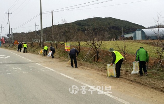 서부면 소리마을노인회(회장 지명돈)는 지난 3일 깨끗한 마을을 만들기 위해 쓰레기를 치우는 대청소를 실시했다. 이날 회원 40여명은 면사무소 소재지부터 소리마을까지 무단 방치된 쓰레기를 수거했다.