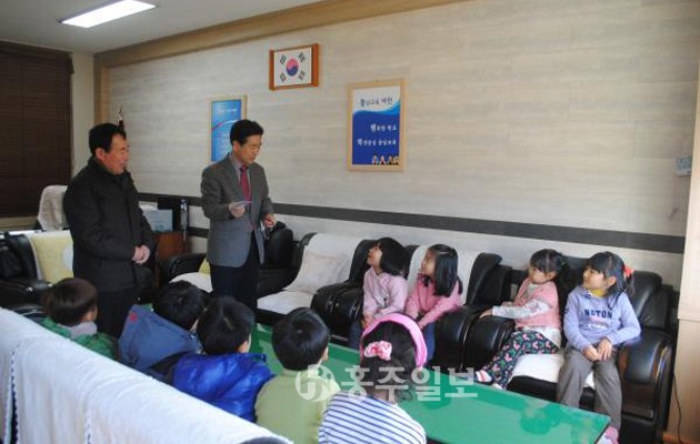 서부새마을금고(이사장 박운한)은 지난 10일 서부초등학교(교장 한구)에 입학한 1학년에게 5만원씩 입금된 축하 통장을 전달했다. 박운한 이사장은 “저축습관을 길러주고 훌륭한 경제인으로 자라길 바란다”라고 말했다.