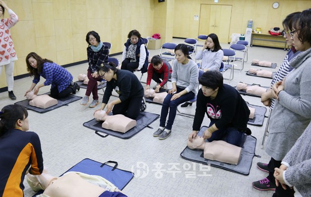 홍성소방서(서장 손청호)는 지난 12일 소방서 심폐소생술 교육장에서 어린이집 교사를 대상으로 심폐소생술 및 화재예방 안전교육을 실시했다.