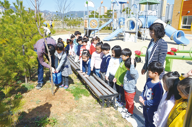 충남도교육청(교육감 김지철)은 제71회 식목일을 맞아 5일 내포유치원과 예산읍 관작리 일원 등 2곳에서 지역사회와 함께하는 푸른 환경 조성을 위한 나무심기 행사를 가졌다.