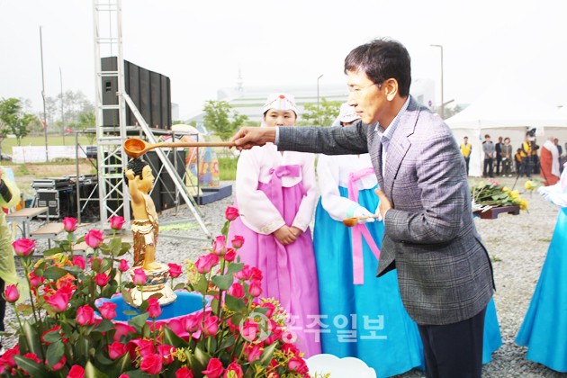 불기 2560년 부처님 오신 날을 기념해 6일 내포신도시에서 ‘제3회 내포연등문화축제’가 개최됐다. 이 자리에 참석한 안희정 도지사가 관불의식을 행하고 있다. 안 지사는 “충남도의 새로운 100년과 미래를 위해 연등문화제를 개최해주신데 대해 깊이 감사드린다”며 “연등문화제를 통해 부처님이 주신 자비와 용서와 사랑으로 내포신도시가 더욱 더 자비롭고 우애 있는 도시로 발전할 수 있기를 기원한다”고 말했다.