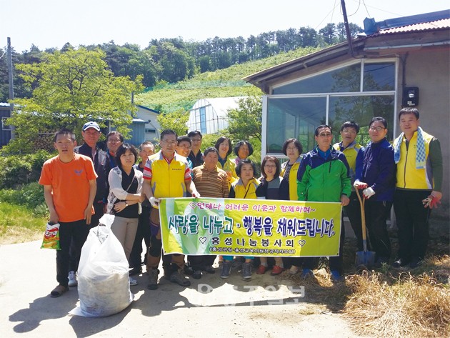 홍성나눔봉사회(회장 조승만)와 홍성경찰서봉사회(회장 이상창) 회원 20여명은 지난 14일 광천읍 가정길에 거주하는 장애인 박 모 씨 가정을 방문해 봉사활동을 펼쳤다.