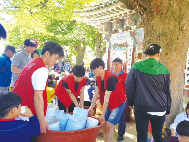 청로회봉사단은 지난 14일 부처님 오신날 수덕사에서 봉사단원 30명이 관광객들이 남긴 점심공양 설거지 봉사를 실시하며 구슬땀을 흘렸다.