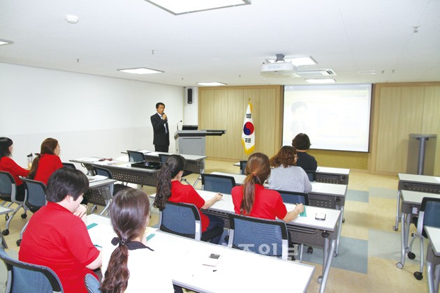충남유아교육진흥원(원장:장진옥)은 공무원의 부패를 예방하고 깨끗하고 건전한 직장풍토를 조성하기 위해 지난 1일 전직원 대상으로 특별교육을 실시했다.