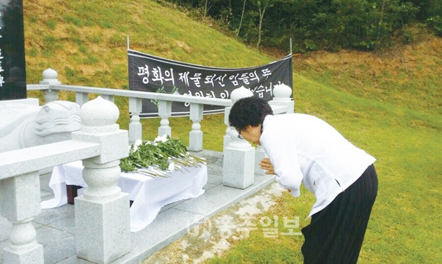 국민보도연맹사건 희생자 위령제가 지난달 30일 용봉산 추모공원 일원에서 엄수됐다. 참가자들은 한국전쟁 당시 국민보도연맹 사건으로 희생된 민간인 희생자들을 추모하며 기억하는 시간을 가졌다. 용봉산 추모공원에는 한국전쟁 당시 군경에 의해 목숨을 잃고 광천읍 폐광산에 버려졌던 민간인희생자 유해 21구와 유품 등이 지난 5월 21일 안치된 바 있다.