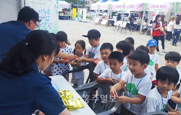 홍성경찰서(서장 양윤교)는 지난 2일부터 3일간 홍성군에서 개최한 ‘홍성역사인물축제’ 기간 동안 방문객들을 상대로 4대 사회악 체감안전도 향상을 위한 홍보활동을 전개했다.