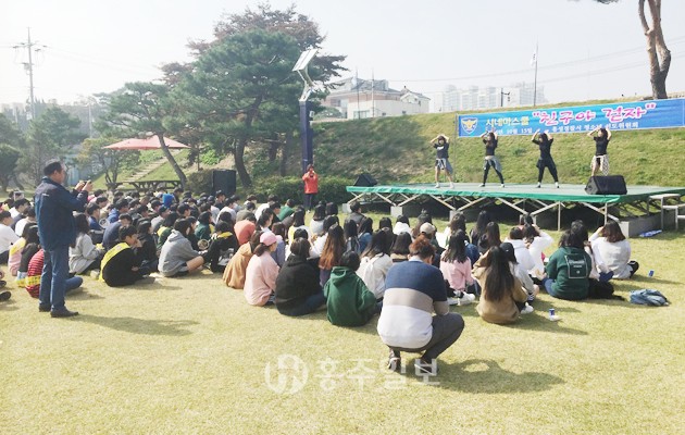 홍성경찰서청소년선도위원회(위원장 김문태)는 지난달 15일 관내 고교생 200여명과 회원 30여명이 함께 ‘시네마스쿨 & 친구야걷자’행사를 치뤘다.