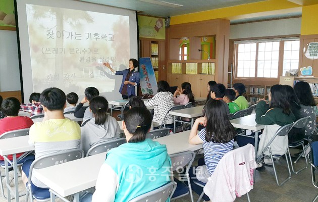 홍성군은 지난해 시작된 ‘깨끗한 충남 만들기’ 공모 사업 선정으로 올해까지 지속 사업을 추진했으며, 하반기 2차 공모에 5개 사업이 선정돼 3억원의 사업비를 추가 확보했다.