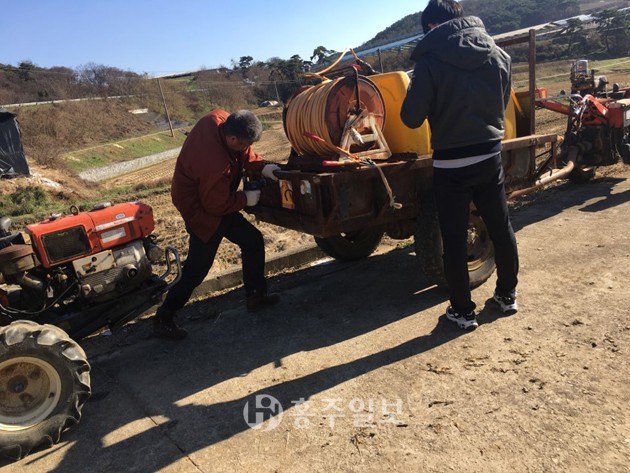 홍성군농업기술센터(소장 윤길선)는 29일 결성면 성호리 후청동 마을에서 농업인 30여명이 참석한 가운데 농기계 교통안전 교육을 실시해 겨울철 농기계 보관 요령 등을 배웠다.