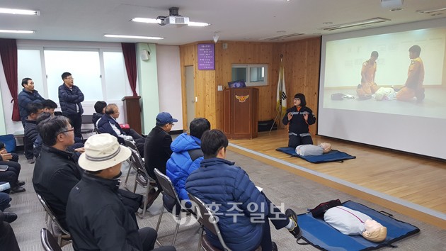 홍성군은 안전한 지역사회 만들기 모델사업의 일환으로 지난달 관내 공동주택 24개소 중 자동제세동기가 미설치된 17개소에 대한 설치를 완료하고 지난 21일 사용교육을 실시했다.