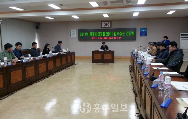 홍성군은 지난달 24일 군청 회의실에서 특별사법경찰의 효율적인 업무추진 방안을 모색하기 위한 군 특사경 담당자 간담회를 개최하고 업무추진 방안 및 개선방안을 논의했다.