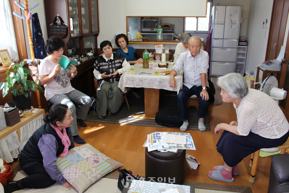 일본 오사카 센난지역 재일교포 석면피해자들이 본지와 인터뷰 하고 있는 모습.