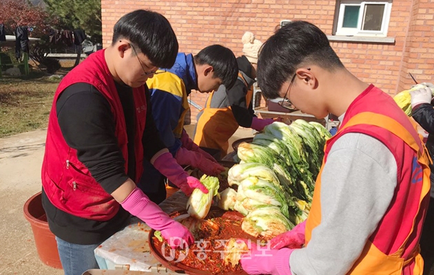 청로회 학생들 김장하다~