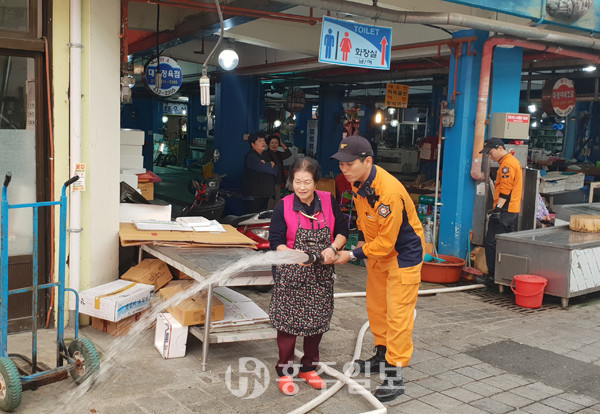 시장 상인들을 대상으로 지난 8일 실시한 비상소화장치함 사용 훈련 모습.