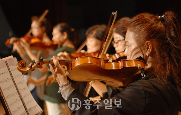 홍성문화원이 매년 개최하는 ‘문화의 날’ 공연 준비에 한창인 음악 동아리 ‘홍주 라르고 바이올린’ 회원들의 연습장면.