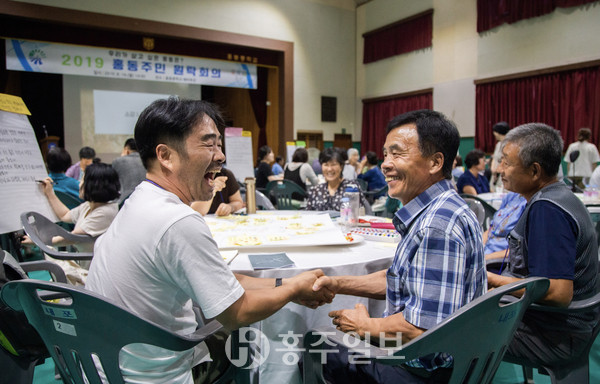 2019 충청남도 자치분권 사진공모전에서 최우수상을 수상한 ‘홍동주민 원탁회의’.