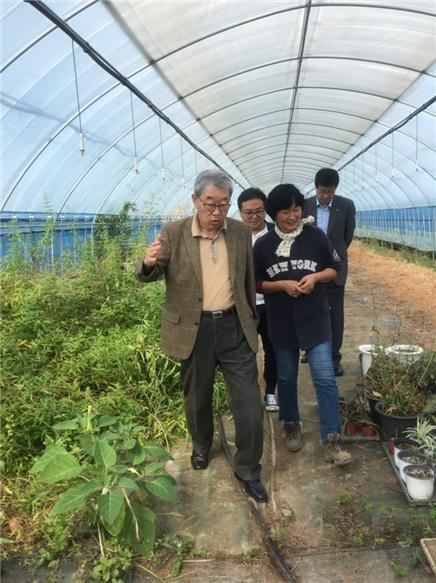 지난 10월 8일 오누이센터를 방문한 이우종 청운대총장은 젊은협업농장 및 행복농장 찾아 대학과 지역간 소통 행보를 펼쳤다.