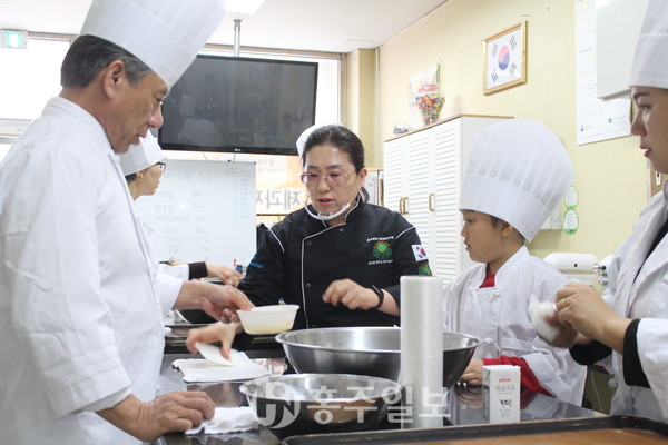 지난 28일 '스콘과 마카롱이야기' 중 바삭한 스콘 만들기 체험 장면.