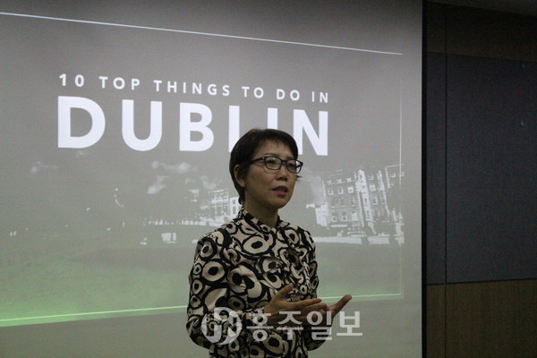 지난달 30일 프로그램과 강연자 소개 중인 박현옥 홍주인문도시사업단장.