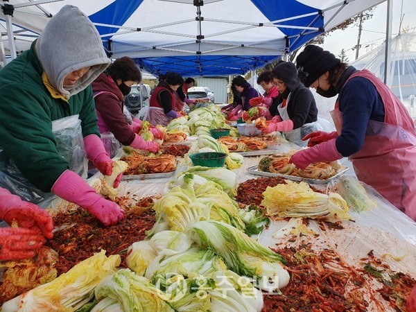 홍북읍에서도 지난 18, 19일 이틀간 홍북읍 복지회관에서 새마을부녀회 회원 30여 명이 모여 1000여 포기의 김장 김치를 담가 관내 어려운 가정과 마을 경로당에 전달했다.