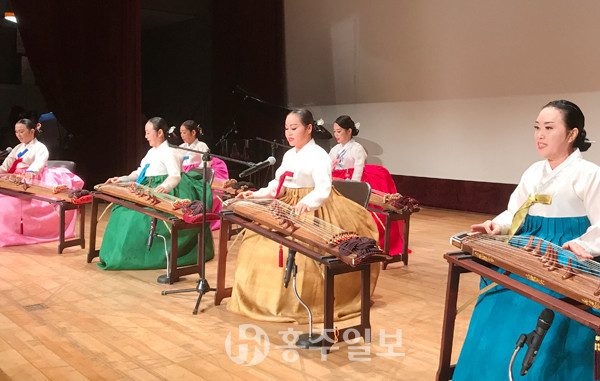 지난달 26일 가야금병창으로 ‘홀로아리랑’을 공연 중인 국악연희단 소리너울의 가야소리. 단원들의 합주·합창 소리와 열기가 홍성문화원 공연장 무대와 객석을 가득 메우고 있다.