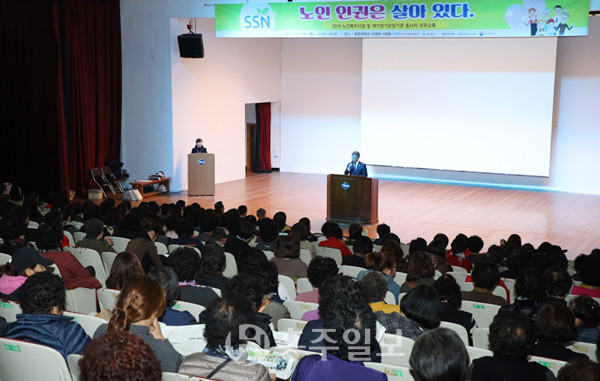 지난 16일 청운대 신애관에서 노인 인권과 관련된 법령 제도 및 동향, 노인인권 침해 관련 신고절차 등 사례 중심으로 노인인권 전반에 대해 설명하고 있는 노인보호전문기관 전문강사.