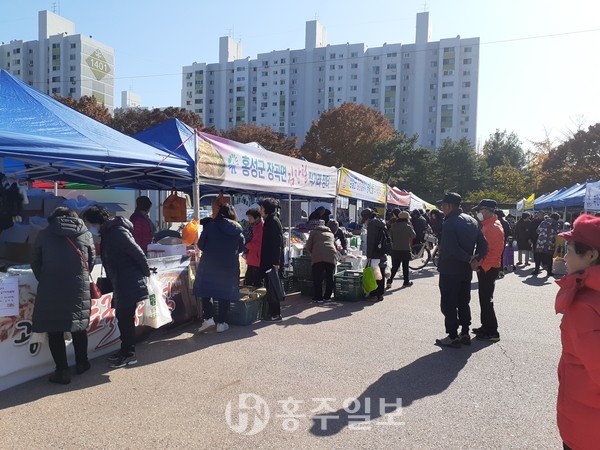 장곡면은 지난 20∼21일 이틀간 서울시 양천구 양천공원에서 도농 농·특산물 직거래 장터를 열었다.