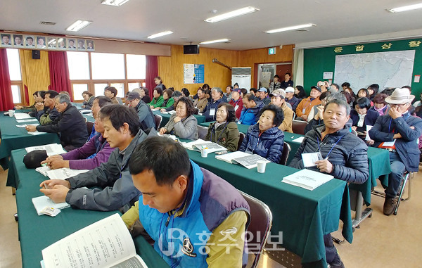 ‘장곡면 2030 발전계획 수립 공동학습회’ 첫날 행사가 지난 20일 장곡면행정복지센터 2층 회의실에서 열렸다. 주최 측의 예상을 뛰어넘은 많은 주민들이 몰리는 등 참여열기가 높았다.