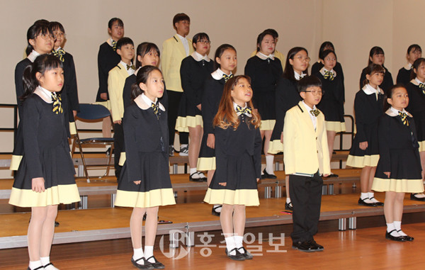홍성군청소년수련관 소년소녀합창단이 지난 21일 ‘제17회 정기연주회’를 홍주문화회관 대강당에서 개최했다.