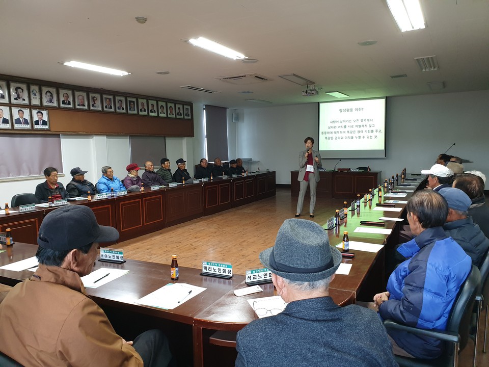 홍북읍은 지난 4일 군에서 양성한 양성평등교육 강사를 초빙해 주민들을 대상으로 양성평등교육을 실시했다.