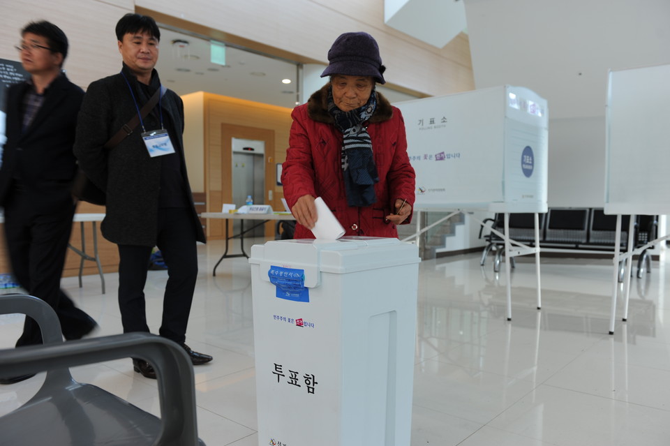 지난 4일 광천읍을 시작으로 홍성군 신청사 후보지 선정을 위한 주민선호도 조사를 위한 주민투표가 개시됐다. 광천문예회관에 마련된 투표함에 투표하고 있는 광천읍 주민들.