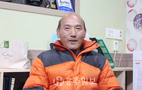 홍성주거복지센터에서 김대중 씨가 자신의 달라진 삶에 대해 말하고 있다.