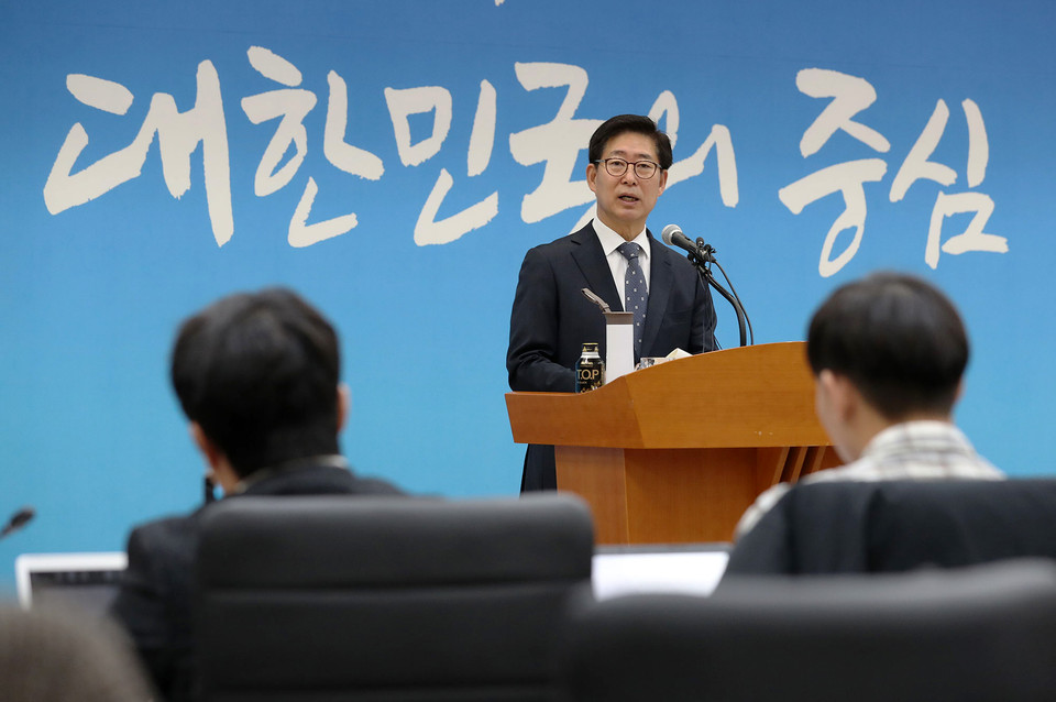 양승조 지사는 18일 도청 대회의실에서 송년 기자회견을 갖고 올해 성과를 공유하고 내년 방향을 제시했다.