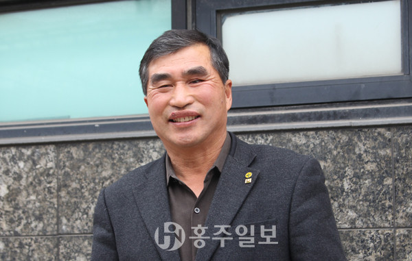 이병환 회장은 옷깃에 단 새마을회 배지를 보며 새마을정신을 상기해 본다고 한다.